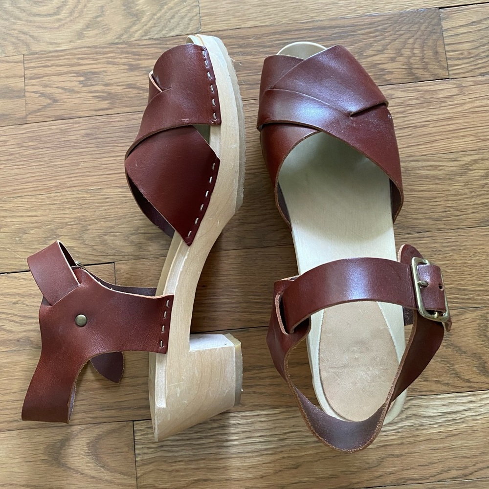 Bryr Clogs size 40 excellent condition. No low ball offers.